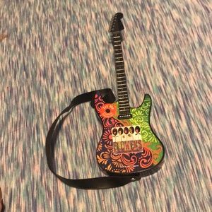 Beatles mini guitar no batteries plays ruby Tuesday